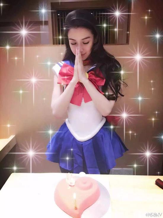 angelababy生日玩制服诱惑变公主 好友倪妮送祝福