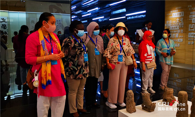 【Hi 西安】从文人到人文 驻华大使夫人在贾平凹文学艺术馆找到“临潼文采”_fororder_图片1