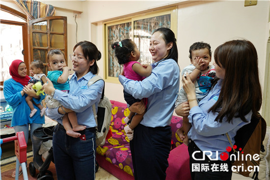 中建埃及分公司员工看望孤儿院的孩子们