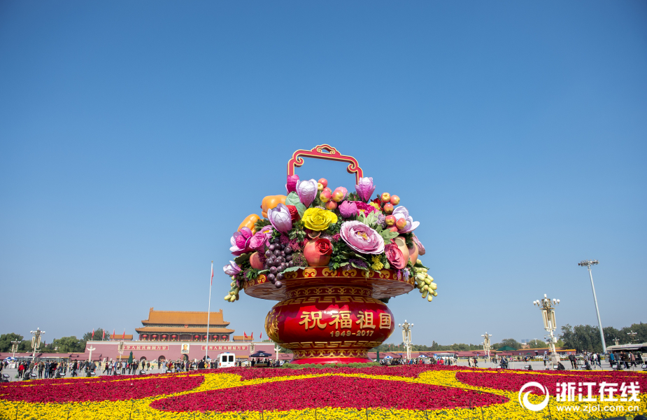 北京碧空如洗 游客络绎不绝