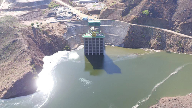 中国进出口银行四川省分行融资支持的赞比亚下凯富峡水电站首台机组并网发电_fororder_进水口蓄水后照片（远景）