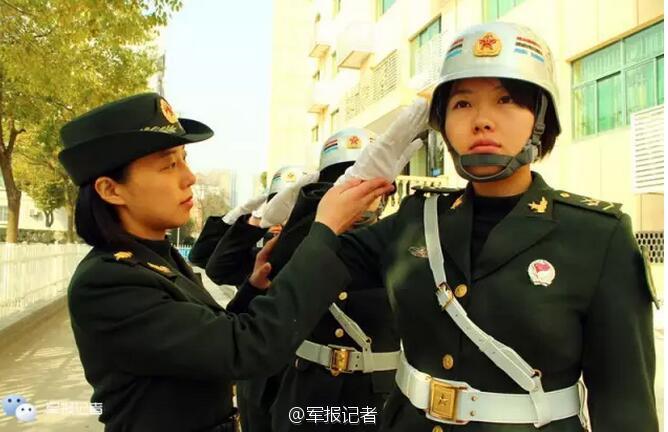 解放军女纠察：银盔白手套 平均身高1米7