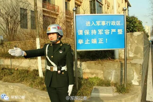解放军女纠察:银盔白手套 平均身高1米7