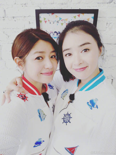 陈妍希晒与好友自拍满脸胶原蛋白颜值逆生长