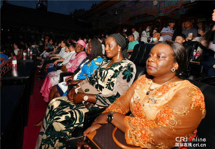 【Hi  西安】加蓬駐華大使夫人Ndong Ella Christiane緣何唱起《沒有共産黨就沒有新中國》  聽聽她怎麼説_fororder_圖片11
