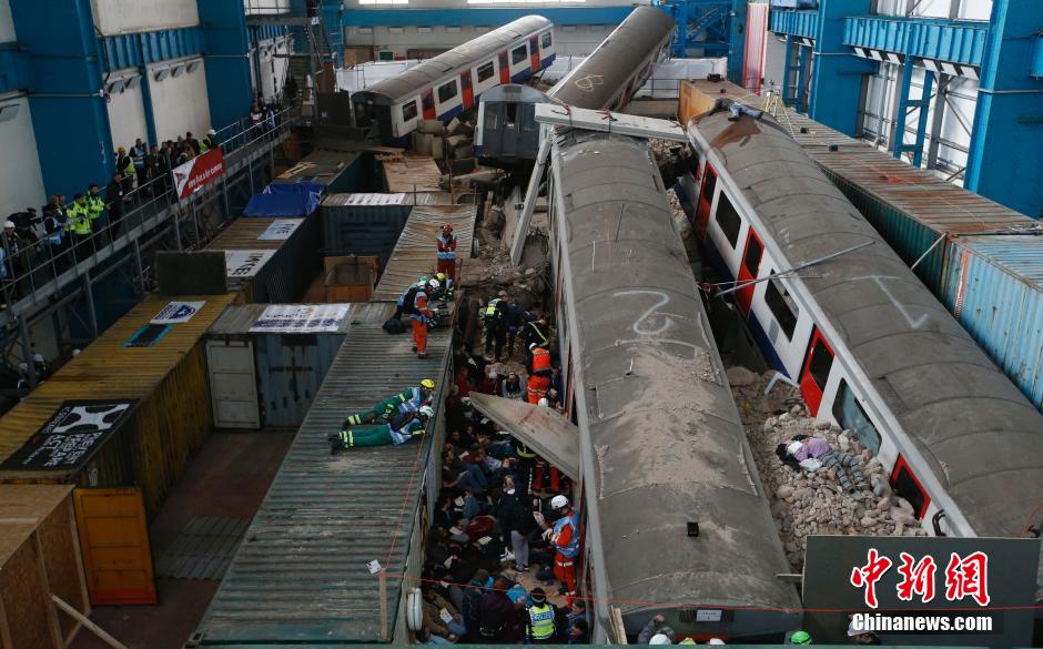 伦敦进行应急演练 模拟地铁站上方大楼倒塌