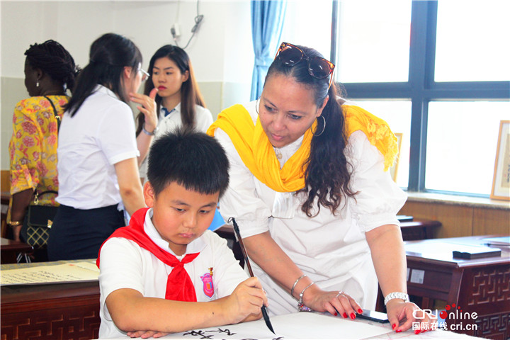 【】參訪第三日 駐華大使夫人與小學生來了一場“跨國對話”_fororder_微信圖片_20210707162844