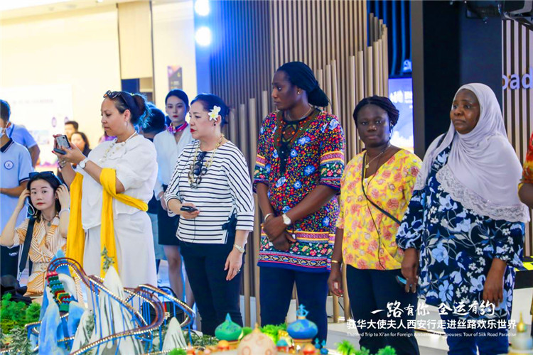 【Hi西安】驻华大使夫人踏上“西安欢乐丝路” 享受“丝路欢乐世界”_fororder_图片101