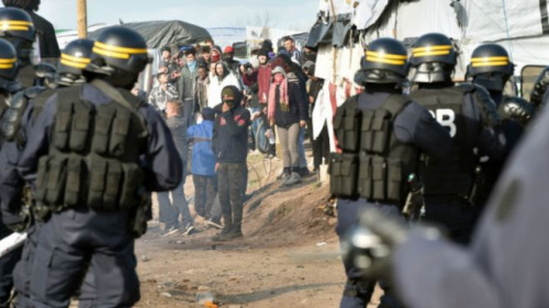 欧洲难民危机：多国筑墙、拆营地 警察和难民冲突