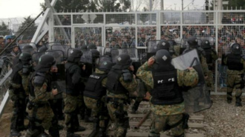 欧洲难民危机：多国筑墙、拆营地 警察和难民冲突