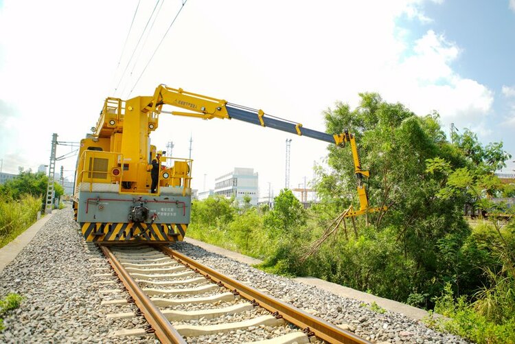 广西铁路首台加装多功能机械臂接触网作业车上线运行