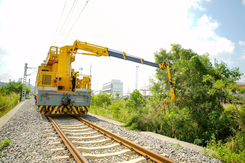 廣西鐵路首臺加裝多功能機械臂接觸網作業車上線運行