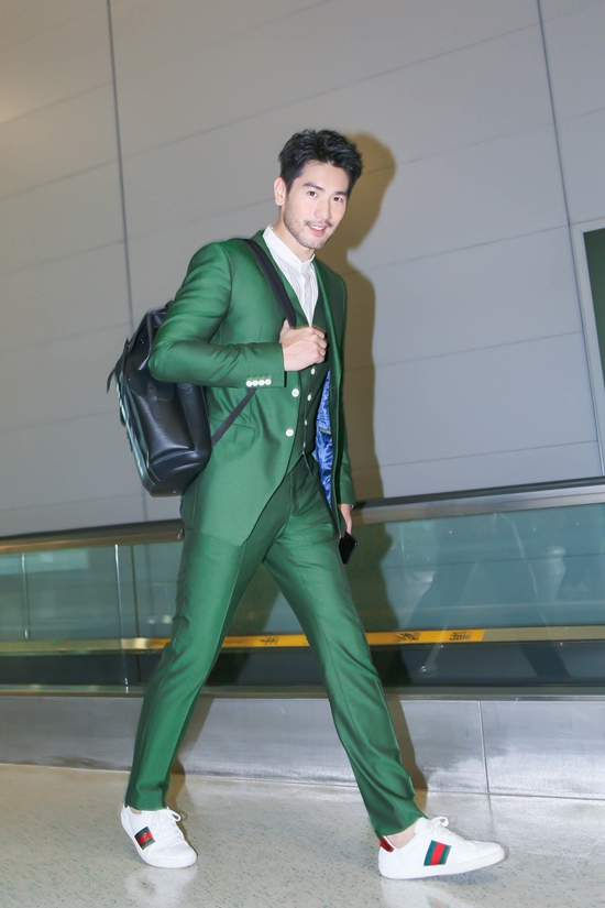 高以翔机场街拍 西装造型尽显绅士魅力