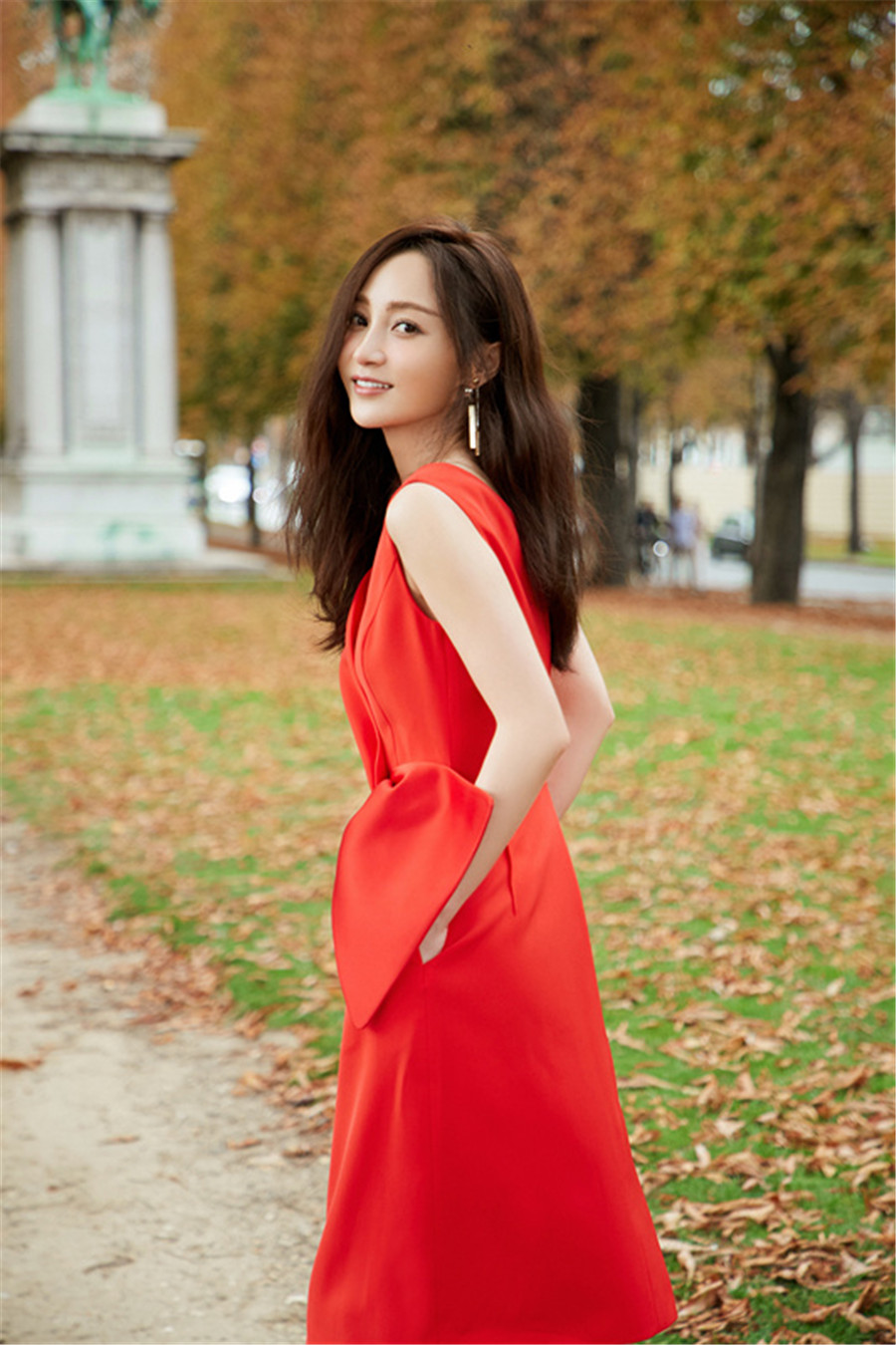 姚笛红裙漫步巴黎街头显高贵 笑容明媚优雅动人