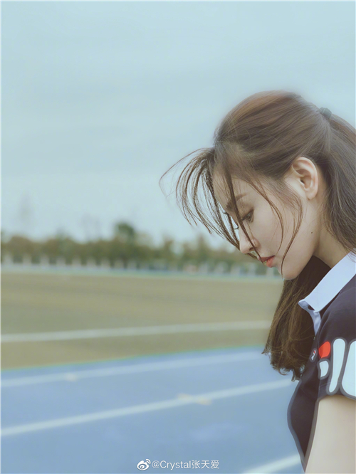 张天爱儿童节回归校园 运动look活力十足