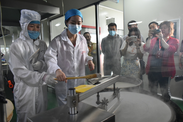 砥砺奋进的敦化丨把煎饼打造成国际品牌的“煎饼王”