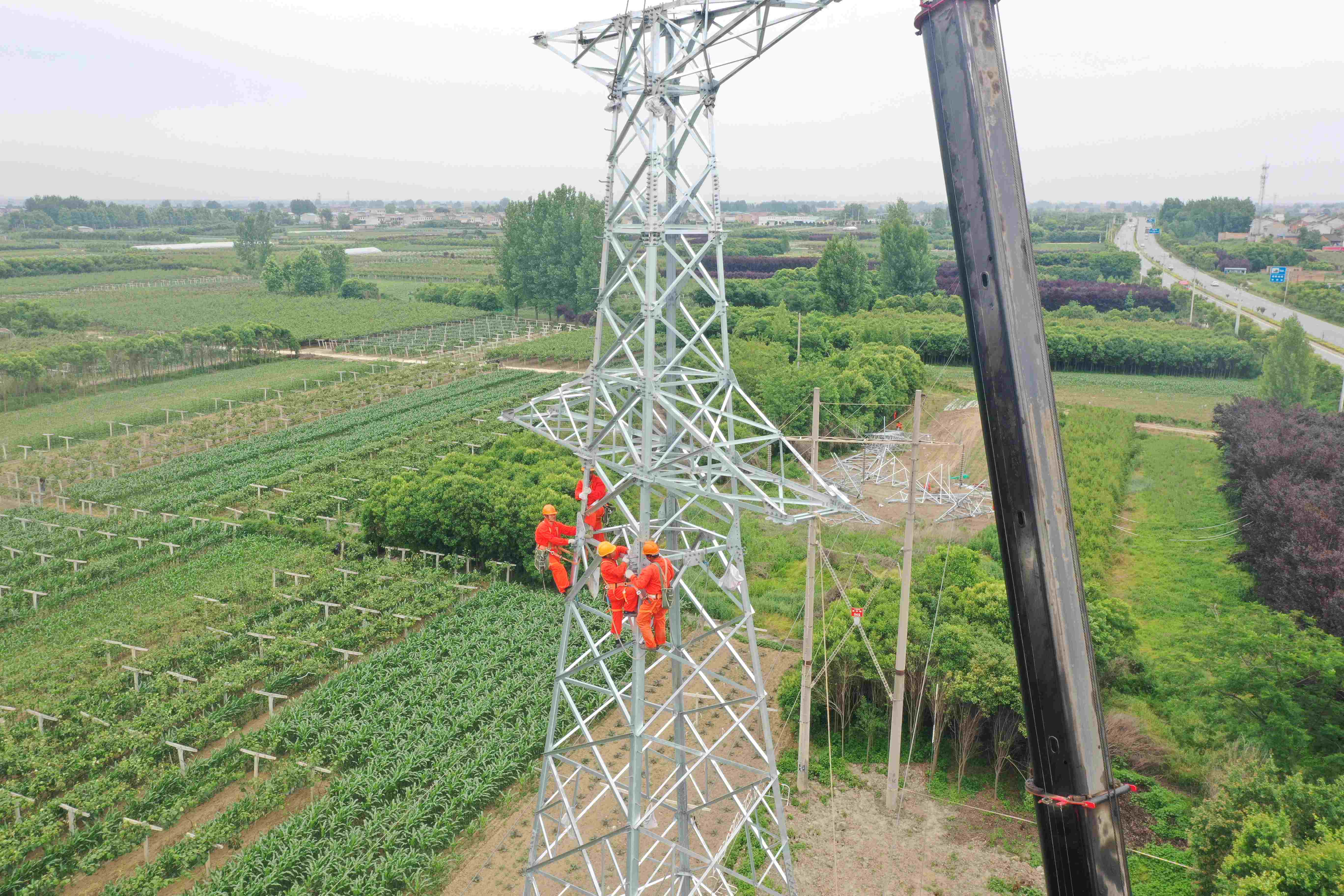 圖片默認標題_fororder_國網西安供電公司員工在周至330kV變110kV線路工程施工現場