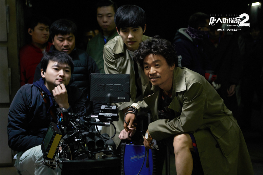 唐探2首次开放媒体探班陈思诚导演展敬业风范