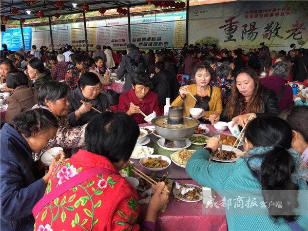 老板豪掷10万宴请2000老人过重阳节 今年是第17年