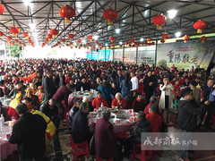 老板豪掷10万宴请2000老人过重阳节 今年是第17年