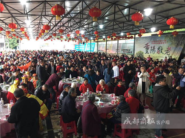 老板豪掷10万宴请2000老人过重阳节 今年是第17年
