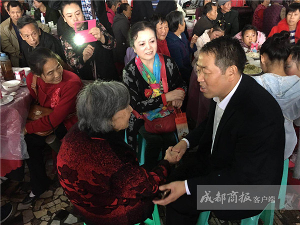 老板豪掷10万宴请2000老人过重阳节 今年是第17年