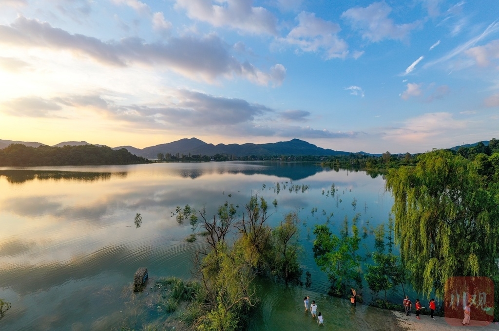 （中首）美！航拍华蓥天池夕阳美景 云落清波若镜天