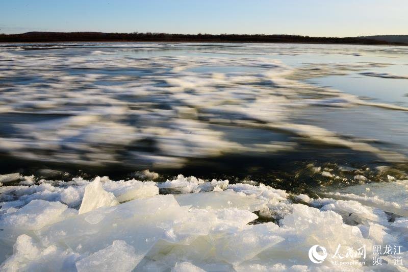黑龙江上游呼玛江段呈现大面积流冰 进入一年一度冰封季
