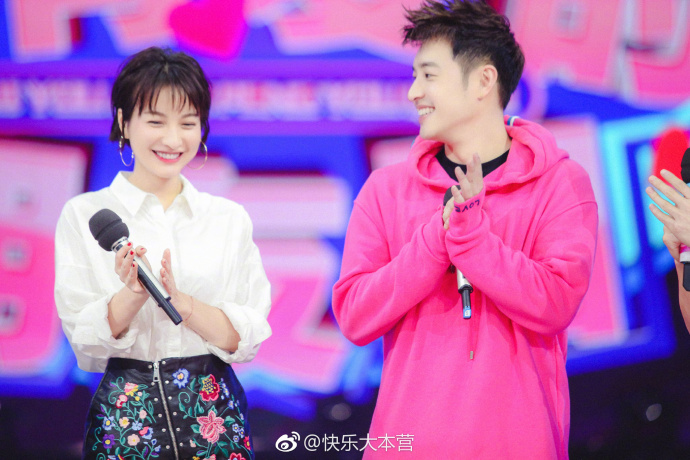 组图：无尾熊cp合体！潘玮柏吴昕牵手唱歌还自拍 四目对视超甜蜜