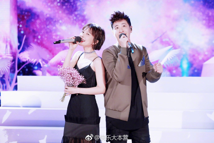 组图：无尾熊cp合体！潘玮柏吴昕牵手唱歌还自拍 四目对视超甜蜜