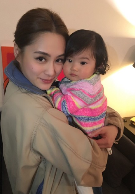 阿娇抱好友女儿甜笑 TWINS双双成干妈