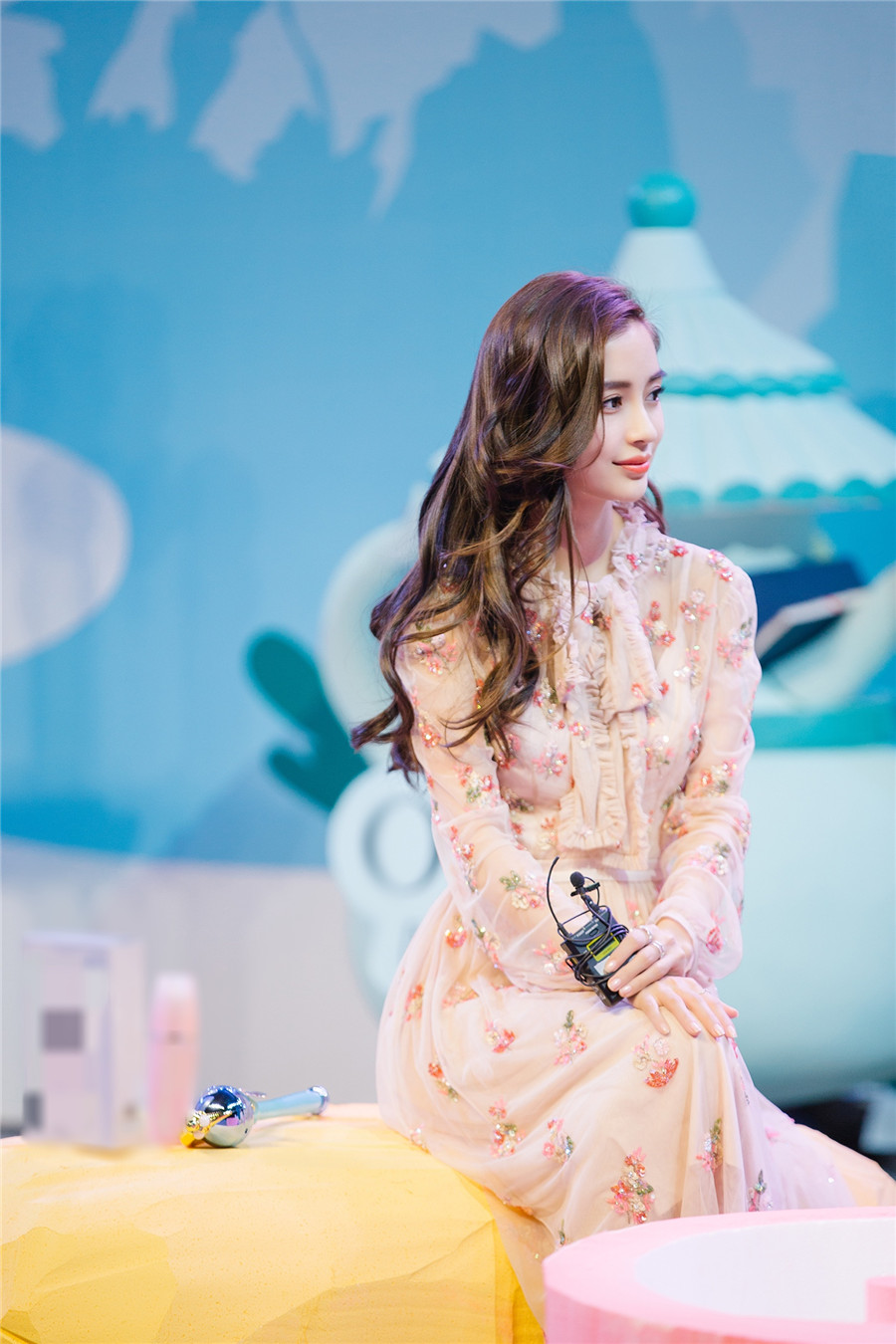 baby现身上海某品牌活动 甜美裸粉仙女裙尽显少女感