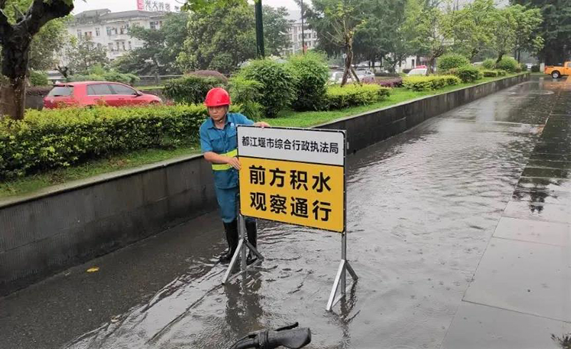 24小时不间断监测17座市管重点桥梁 智慧监管云平台筑牢防汛安全屏障_fororder_设置道路安全警示牌-供图-成都市城管委