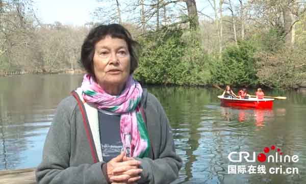 探寻德国红色足迹——柏林篇_fororder_图1.余德美带领记者实地走访柏林新湖