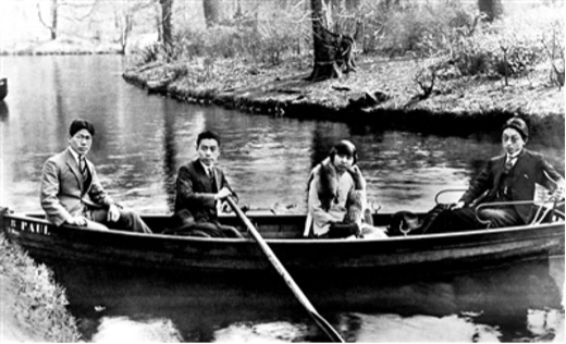 探寻德国红色足迹——柏林篇_fororder_图3.周恩来与张申府、刘清扬等曾在柏林新湖上泛舟（资料图）