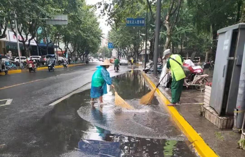 24小时不间断监测17座市管重点桥梁 智慧监管云平台筑牢防汛安全屏障_fororder_环卫工人清掏雨篦子、清理道路积水-供图-成都市城管委