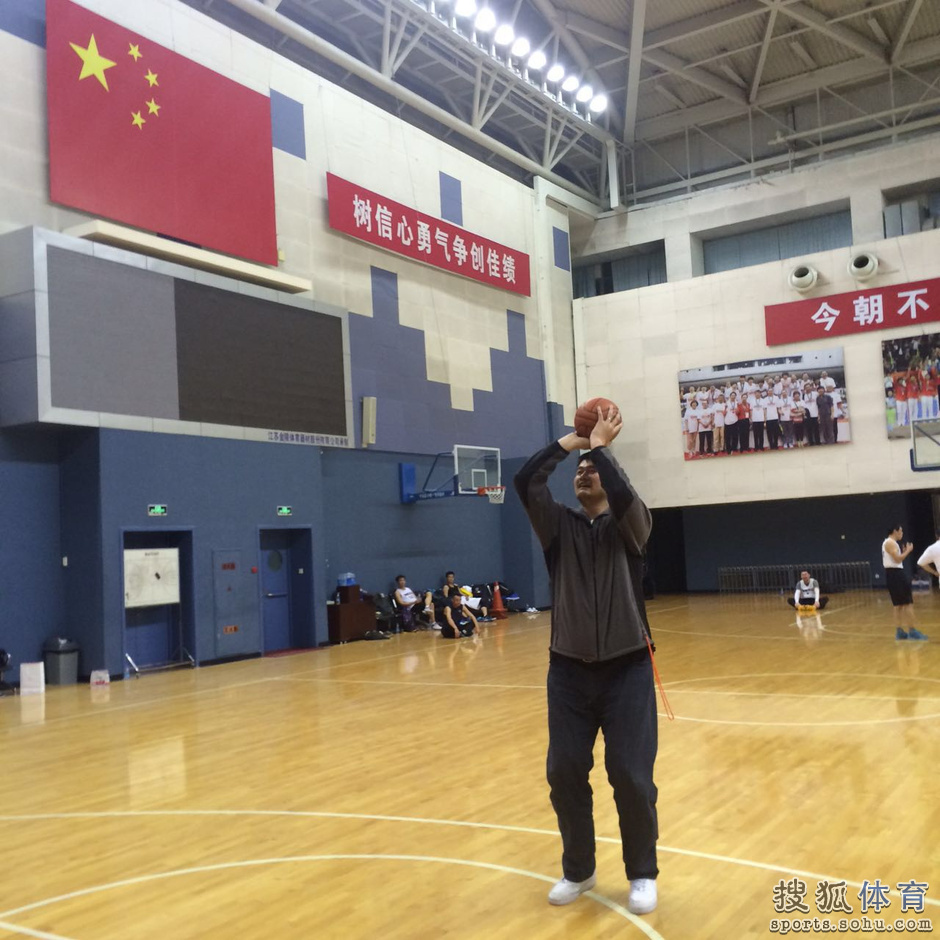 高清：姚明与朋友打球秀罚球 手感柔和不减当年