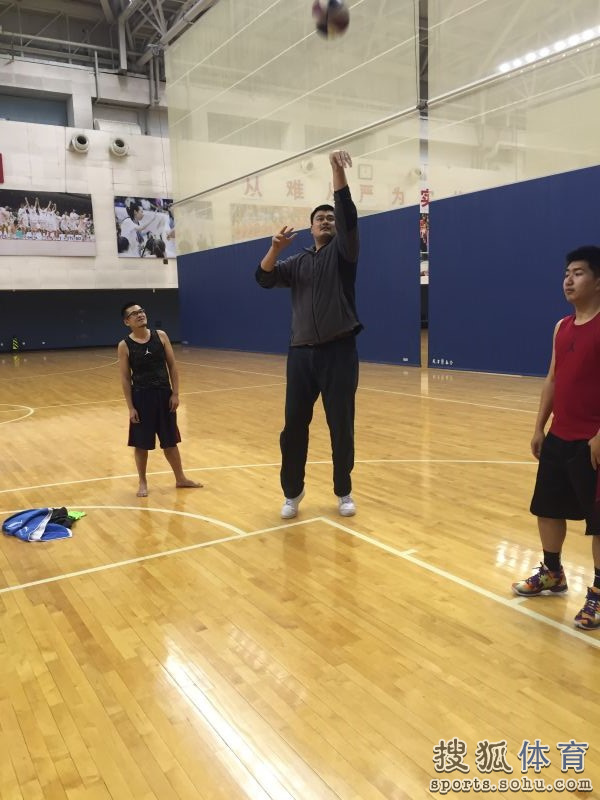 高清：姚明与朋友打球秀罚球 手感柔和不减当年