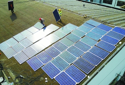 （創新江蘇圖文）南京市近日在公交場站屋頂鋪設光伏發電板