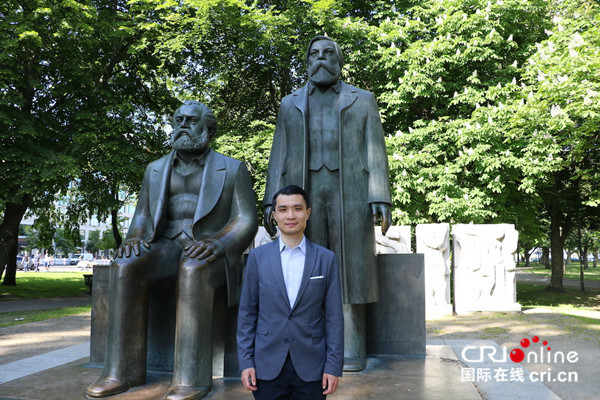探寻德国红色足迹——柏林篇_fororder_图8.刘天佑在柏林的马克思和恩格斯雕像前接受记者采访.JPG