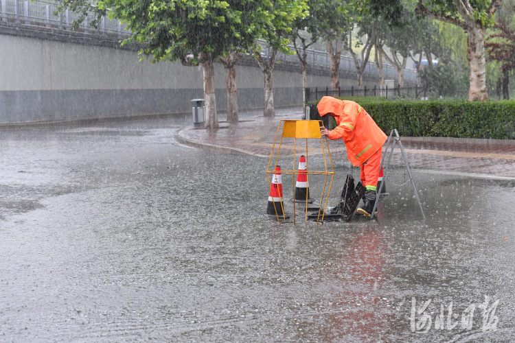 河北石家庄：做好强降雨防范工作