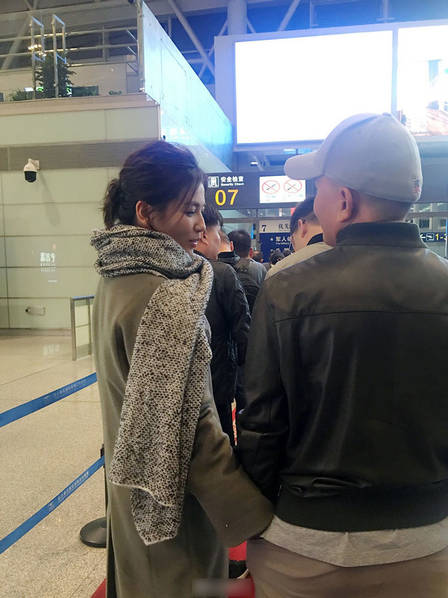 刘涛王珂夫妇现身机场 甜蜜互靠十指紧扣撒狗粮