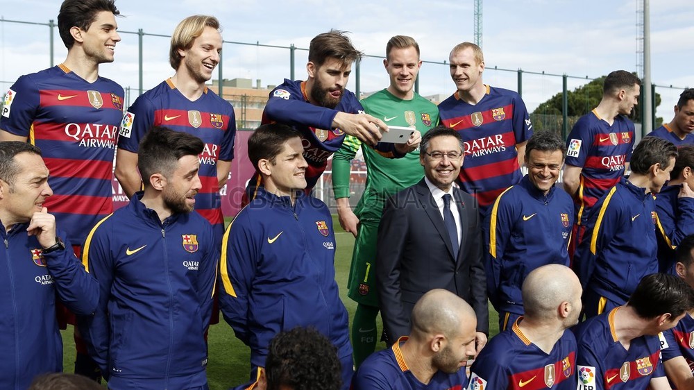 帅呆!梅西油头拍巴萨合影 皮克捉弄小白马哥 帅呆!梅西油头拍巴萨合影 皮克捉弄小白马哥