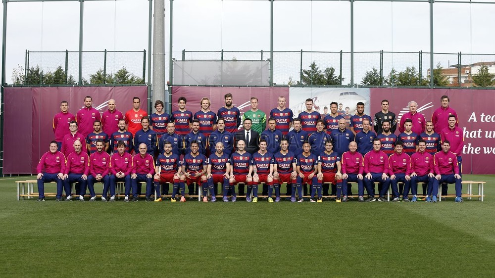 帅呆!梅西油头拍巴萨合影 皮克捉弄小白马哥