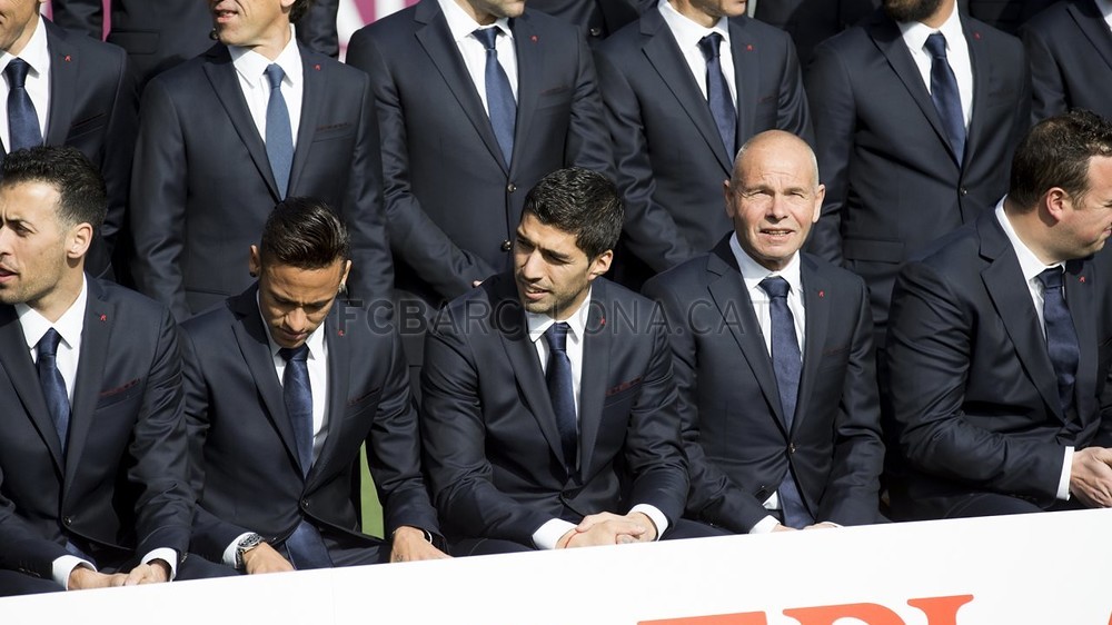 帅呆!梅西油头拍巴萨合影 皮克捉弄小白马哥 帅呆!梅西油头拍巴萨合影 皮克捉弄小白马哥