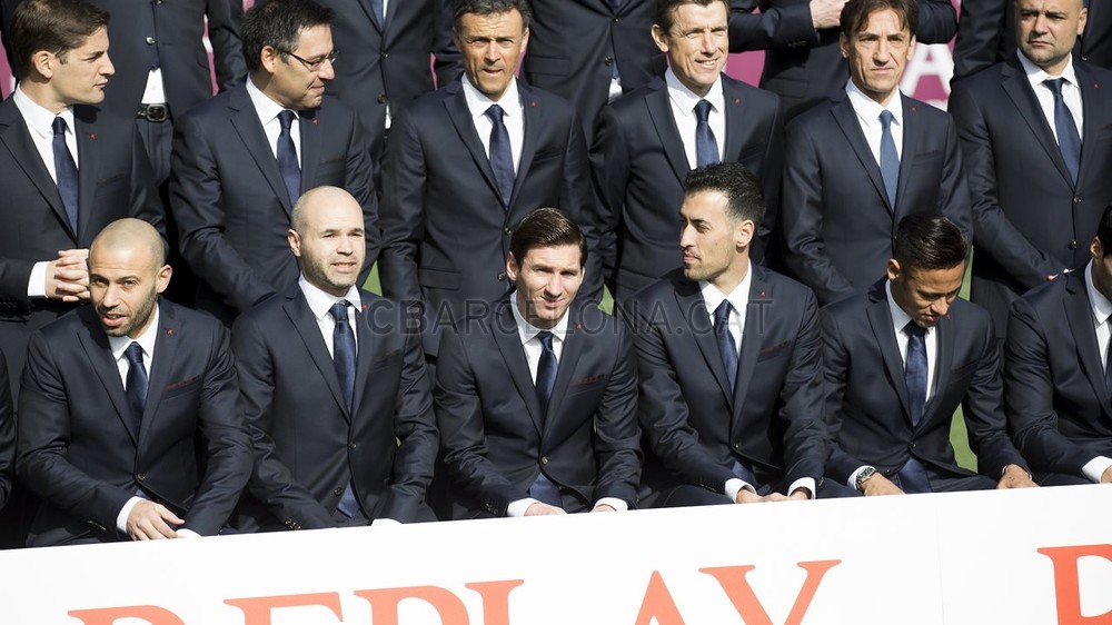 帅呆!梅西油头拍巴萨合影 皮克捉弄小白马哥 帅呆!梅西油头拍巴萨合影 皮克捉弄小白马哥