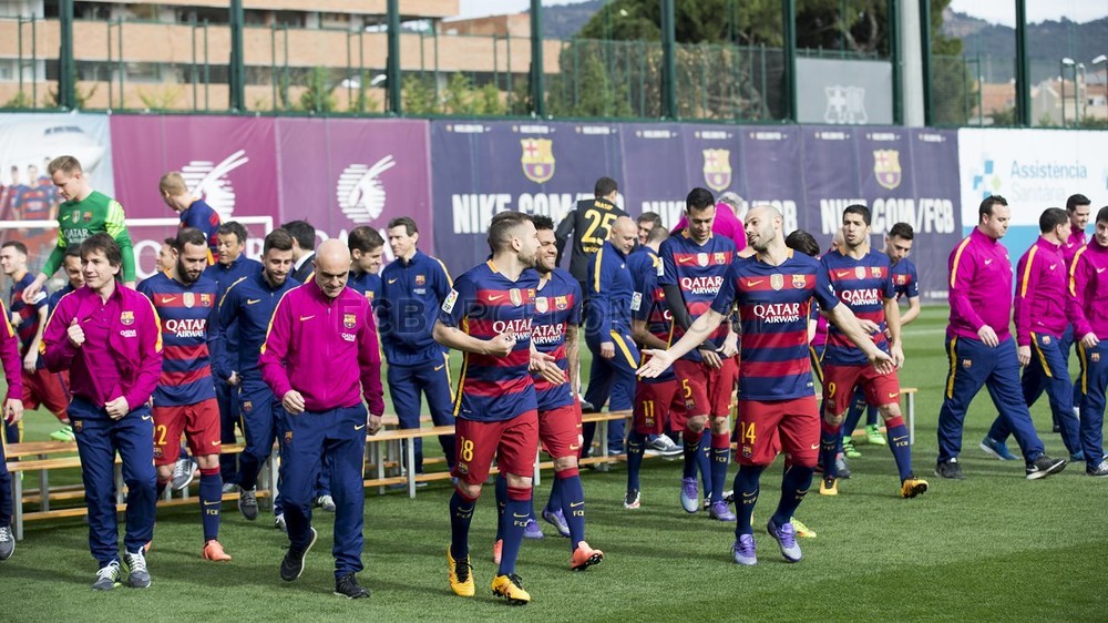 帅呆!梅西油头拍巴萨合影 皮克捉弄小白马哥 帅呆!梅西油头拍巴萨合影 皮克捉弄小白马哥