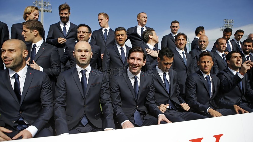 帅呆!梅西油头拍巴萨合影 皮克捉弄小白马哥 帅呆!梅西油头拍巴萨合影 皮克捉弄小白马哥