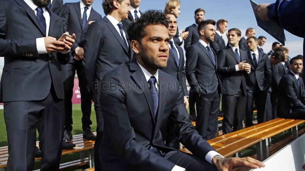 帅呆!梅西油头拍巴萨合影 皮克捉弄小白马哥 帅呆!梅西油头拍巴萨合影 皮克捉弄小白马哥