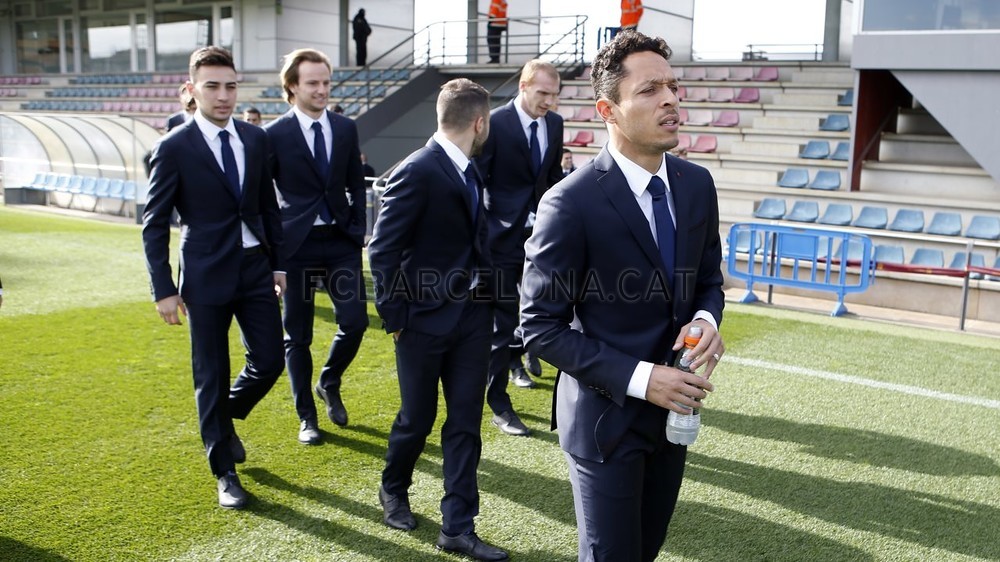 帅呆!梅西油头拍巴萨合影 皮克捉弄小白马哥 帅呆!梅西油头拍巴萨合影 皮克捉弄小白马哥